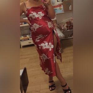 Medium satin floral dress w/ slit detail